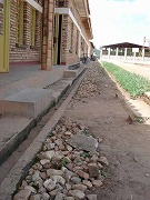 写真左：工事前のルワブイエ青年職業訓練センター（Rwabuye）〔溶接・料理コース教室前〕