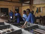 写真左：キバリ青年職業訓練センターを訪問