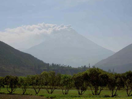 火山煙を噴き上げるトゥングラワ山