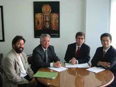 R/D署名（左から、Yepes所長、Espinosa国立理科大学学長、Stacey国際協力庁長官、串田団長）