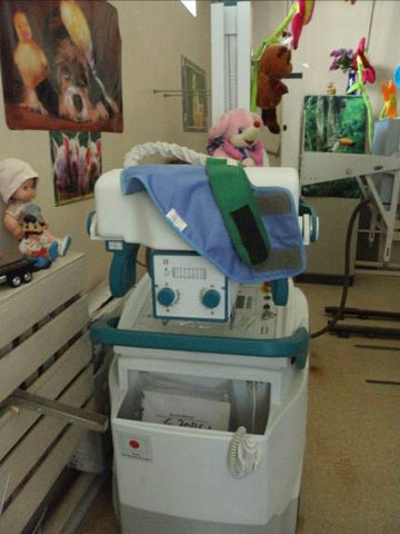 この協力でドネツク州立小児病院に供与されたX線診断装置（移動式）