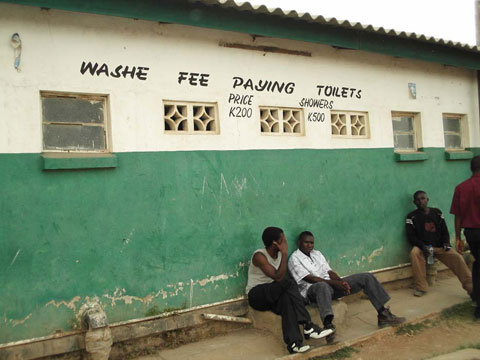 所得創出活動（以下、IGA）のため、水、衛生および保健教育実施体（WASHE）が設立した有料公衆トイレ（ンドラ郡）