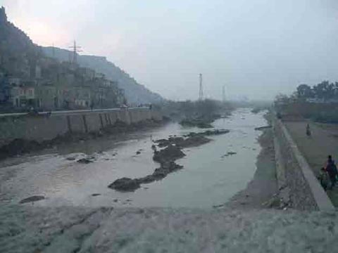 市内を流れるカブール川の様子。流量が少ないのが見てとれる。
