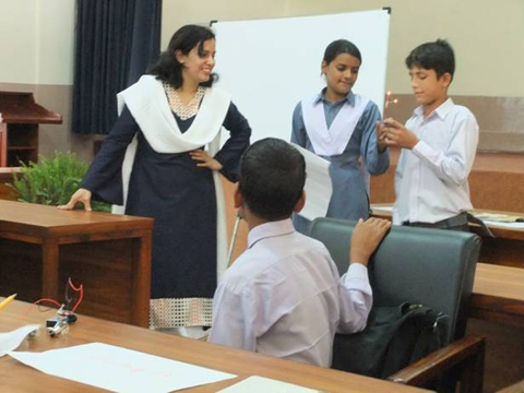 イスラマバードのパイロット地区で実施された理科教員研修内の研究授業のセッションで回路に関するプレゼンをする生徒たち