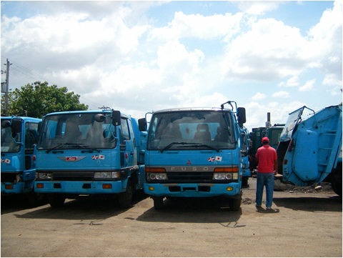 リサイクル無償提供の中古収集車：部品管理と修理指導を行っている。
