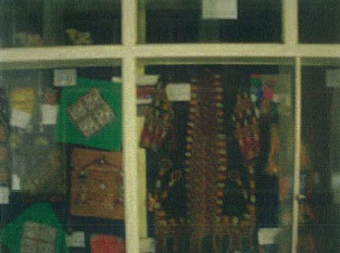女性課題省1階にある女性の経済的エンパワーメント支援プロジェクト（2003.4～2008.3）の成果品展示コーナー