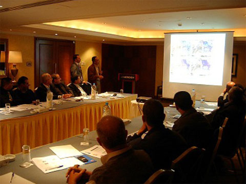 中部3県を対象としたテクニカルワークショップで、パイロット区画の配水圧コントロールの検討結果の報告をするBalqa県Fuhais事務所の職員（2009年11月4日）