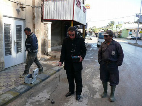 地下漏水探知作業を行うBalqa県支所職員。12月中旬の時点で漏水4箇所、不良水道メータ4個を検出。 2回目の無収水ベースラインが12月末に実施された。