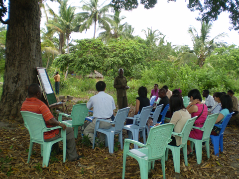青年海外協力隊に対するプロジェクト勉強会を対象村で開催。