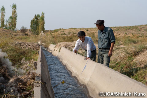 用水路に葉っぱを流し、水量を計算する日本人専門家。（写真提供：久野　真一）