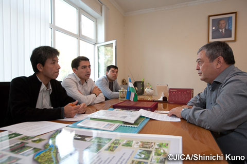 タシケント郊外の役場で、次期の配水計画策定について話し合う日本人専門家。（写真提供：久野　真一）