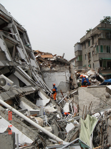 2008年5月12日14時28分、マグニチュード8.0の大地震が四川を襲いました。死者数は8万人を超え、被災者数は4,600万人以上におよぶと言われています。日本はこの地震で中国政府にとって初めてとなる国際緊急援助隊を派遣しました。