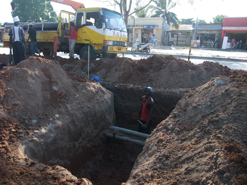 送水管の敷設工事。