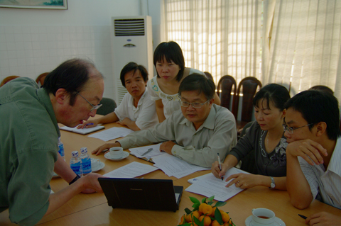 プロジェクト活動（平成21年12月）：プロジェクト開始直後の打合せ風景。ホーチミン工科大学、ベトナム科学技術アカデミー熱帯生物学研究所の研究者と打合せを行なう、（左）迫田教授（東京大学）。