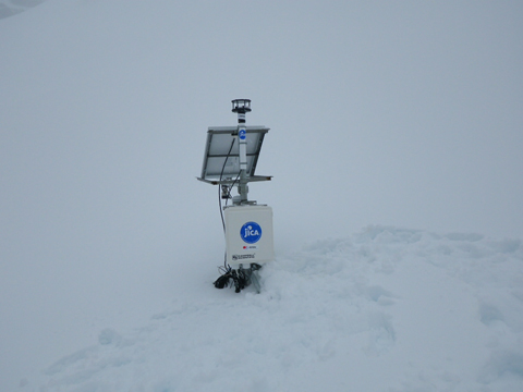 コンドリリ流域小アルパマユ氷河に設置した気象観測装置