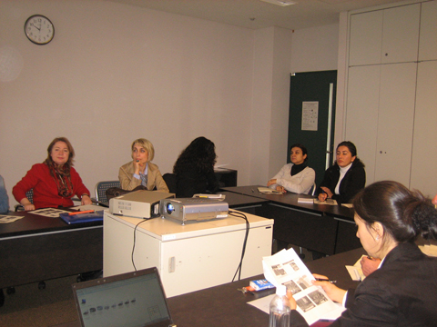 日本で行われた国別研修で日本の防災教育についての講義を受講する研修員