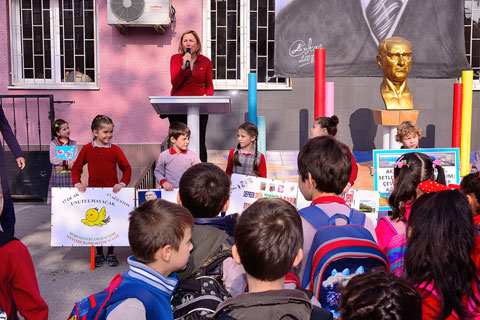 防災の日イベント風景：トルコ北西部地震発生15周年に合わせてサカリヤ県アタチュルク小学校で実施されたトルコ版「イザ！カエルキャラバン」。防災かるた、ぼうさいダックのトルコ語版も作成し、「楽しみつつ防災を学ぶ」「子どもから子どもへ」の二つをコンセプトとして帰国研修員が中心となった実施した。