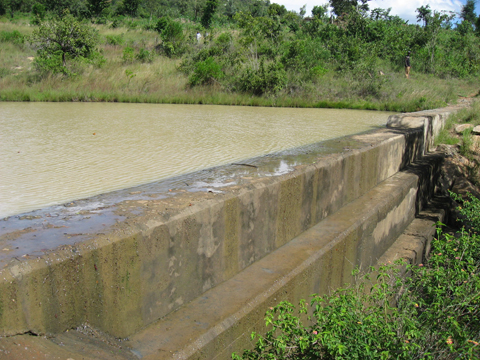 タナ川流域でコミュニティが、水資源管理庁の支援・指導の下、建設したチェックダム。