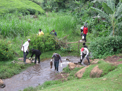 タナ川支流域の水資源利用者組合による川の清掃作業。