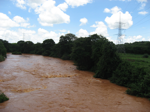 タナ川中流部、マシンガダムから放水された水。土砂を多量に含んでいる。