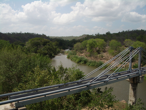 ワミ（Wami）川中流の風景。手前は、コースト州への水道橋。