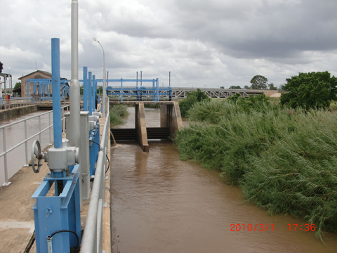 ルブ（Ruvu）川中流にあるダル・エス・サラーム都市水道用の取水施設