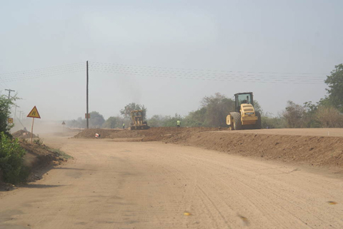 EUの支援によってセナ回廊の道路整備が進む。写真は国道1号線。