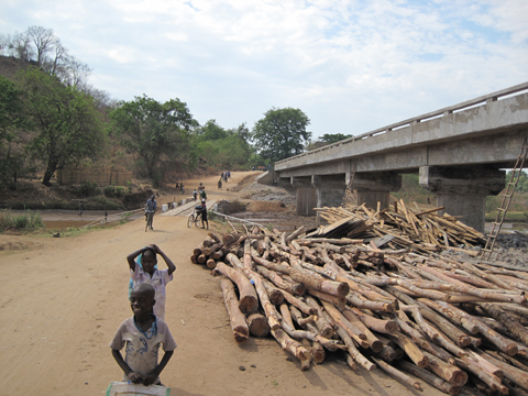マラウイ国資金により整備された橋梁。