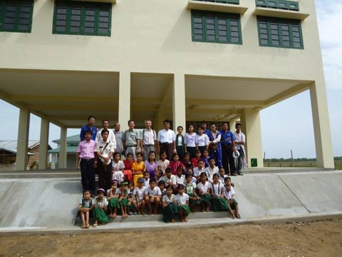 この協力で建設された小学校兼サイクロンシェルター（写真4の協力実施後）