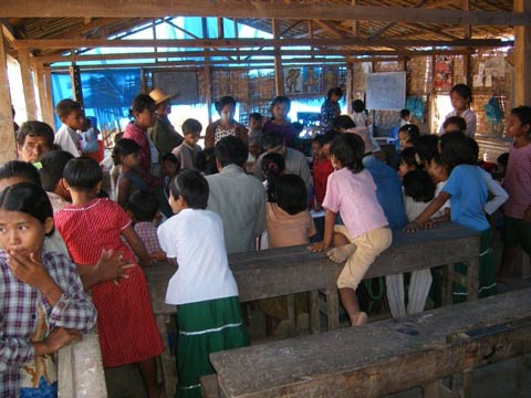 被災地における対象村落および仮設小学校の状況（写真7の協力実施前）