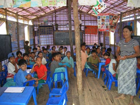 被災地における対象村落および仮設小学校の状況（写真9、10の協力実施前）