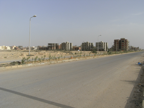 本プロジェクトサイトメインエントランス道路を撮影。当該地区は、開発の進むボルグ・エル・アラブの居住地区に指定されており、高いショーケース効果が期待できる。