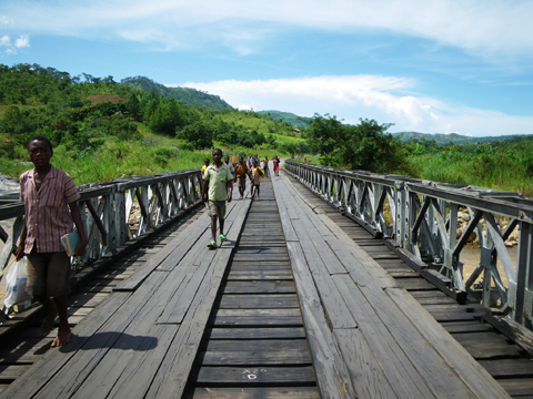 既存の南ルクル橋を渡る児童たち。南ルクル橋は周辺住民の移動の際にも利用されている。