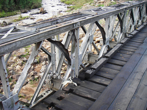 既存南ルクル橋のトラス部材。車両の衝突により損傷している。