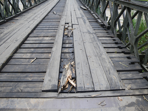 既存南ルクル橋の木製床版。木製床版であるため、1〜2ヶ月に1回木製床を取り替えている。