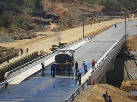 交通切替に向けての新設橋の道路面清掃の様子