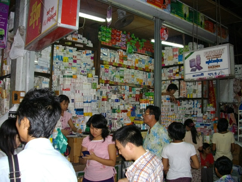 市中の薬局。処方箋なしで抗結核薬の販売も行う。