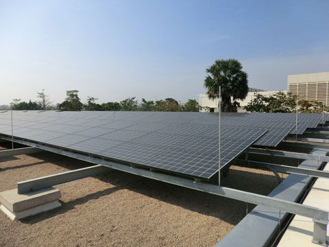 第2配水池に1,260枚の太陽電池（以下、PV）モジュール設置（写真1の協力実施後）