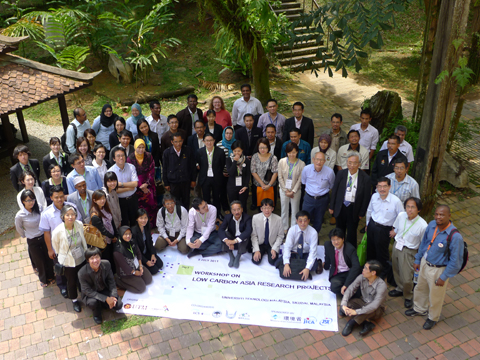 「アジア地域の低炭素社会シナリオの開発」トレーニングワークショップ記念撮影（2011年7月、参加者約50名）