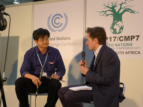 「第17回国連気候変動枠組条約締約国会議（COP17）」でテレビインタビューを受けるカウンターパート代表