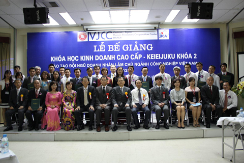 ベトナム日本人材協力センター（Vietnam-Japan Human Resources Cooperation Center、以下、VJCC）ハノイ：ベトナムの工業化を牽引する「経営者（中小企業・裾野産業）育成」のための「経営塾」第二期生の閉講式集合写真。第二期修了生25名のうち、20名が民間企業の経営者などで、4名は大学講師、1名は政府機関の職員だった。