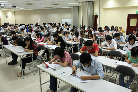 VJCCハノイ：日本語能力検定N2対策コースの受講希望者は128名にのぼり、8月24日に選抜試験を実施。64名が合格し、9月上旬に開講するコースに臨む。