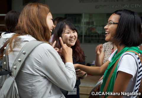 日本語クラブのベトナム人の学生との意見交換、歓談をする国際協力レポーター（写真提供：永武　ひかる）