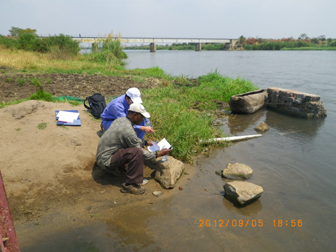 マラウイ国内で最も規模の大きいシレ川における水質調査をマラウイ側カウンターパートとともに実施している。