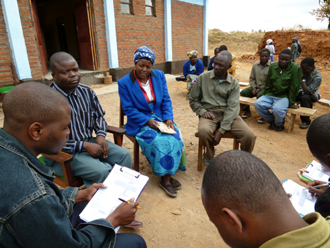 ベースライン調査のためのプレ・テスティング調査を行う一村一品担当県職員と一村一品協同組合メンバー。