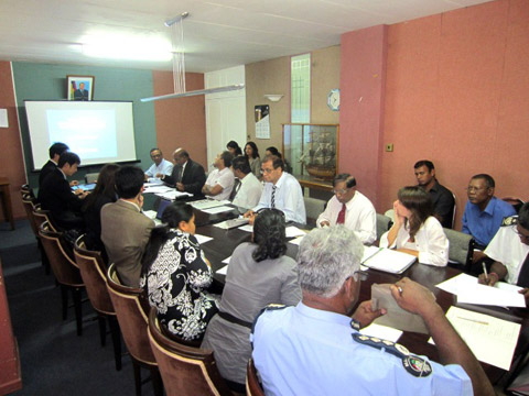 2012年5月29日に実施された合同調整会議。JICAマダガスカル事務所および調査団と、カウンターパート機関であるモーリシャス国公共インフラ省（MPI）においてプロジェクトの進捗や課題が議論された。