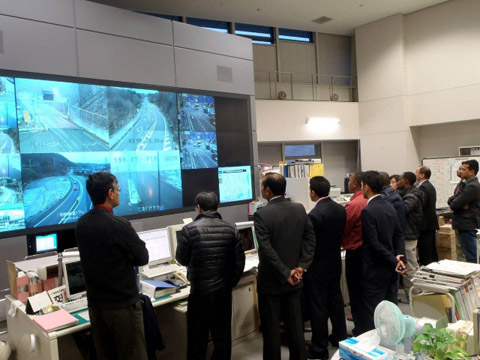 本邦（日本）研修の状況。モーリシャス公共インフラ省から5名が研修のため2012年11・12月に来日した。写真は国土交通省関東整備局の監理モニター室を視察している様子。