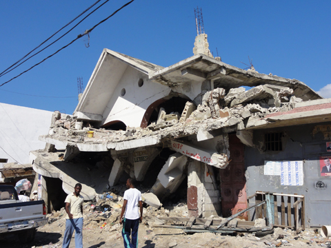 ハイチ概況：ポルトープランス市では地震後一年以上を経った今でもいたるところで倒壊した建物が放置されている。