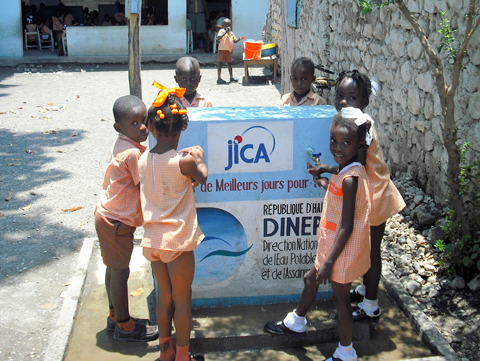 緊急リハビリ事業（完成時）：学校敷地内に完成した公共水栓。完成を待ちわびていた子どもたちには大変好評であった。