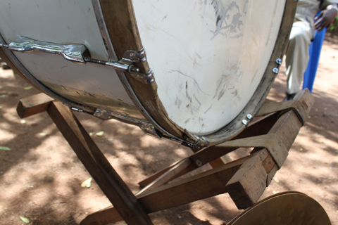 供与前の古い楽器：リズムのベースを担うバスドラムは、フープ（打面と胴を固定する円形の枠）が破損しており、紐で固定している状態。